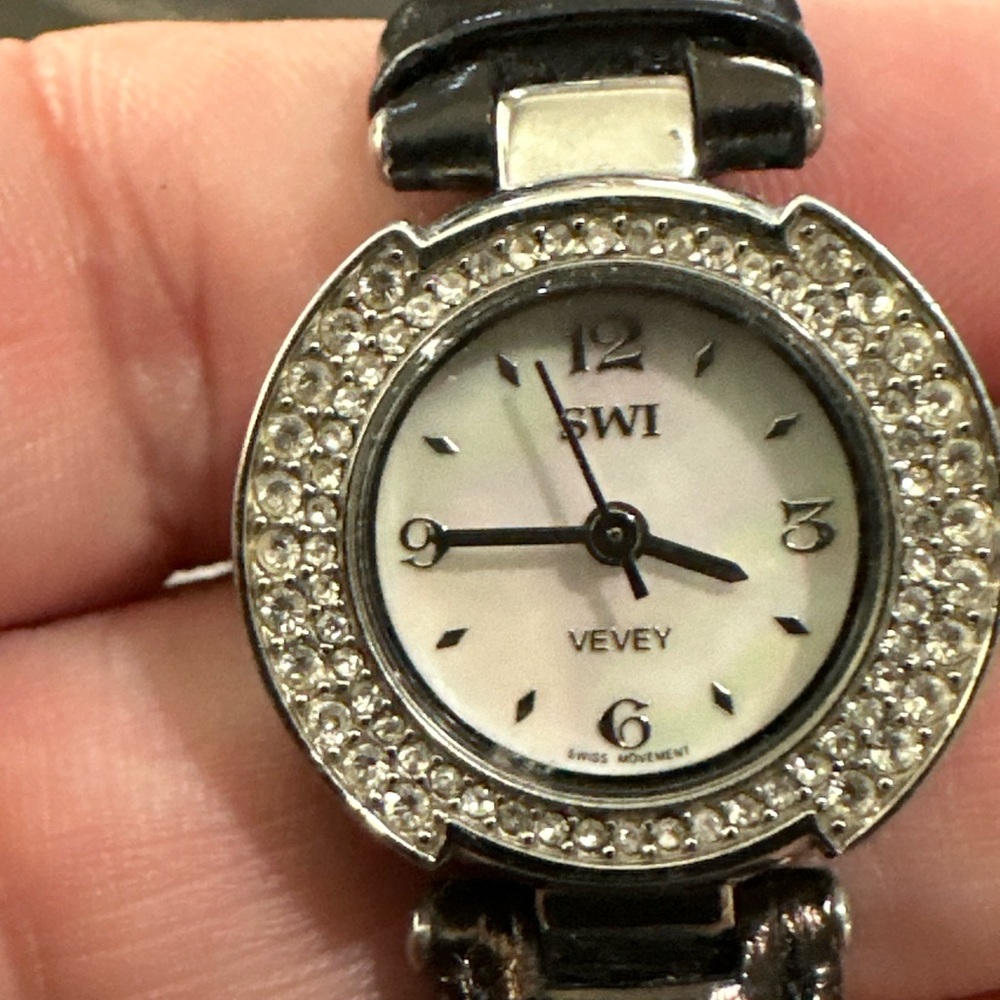 Swi Swiss Watch International Watch Requires Battery